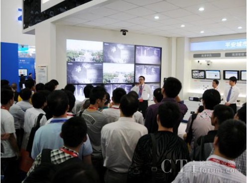 工作人員精彩演講演示現場