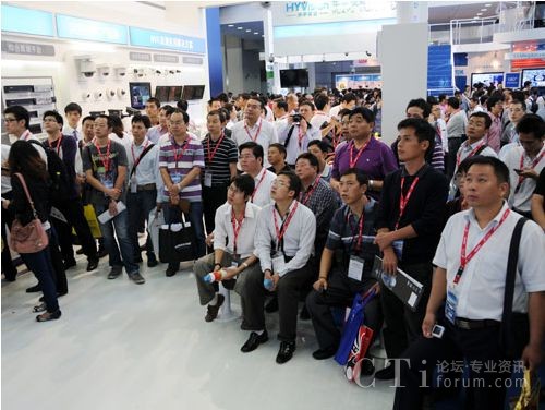 觀眾聚精會神的觀看演講演示