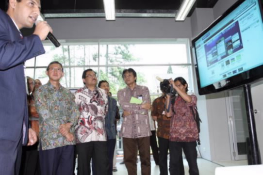 ӡͨŲMarzan A. IskandarǰcTelkomsel CEO Sarwoto AtmosutarnoǰJ^ALTEʾ