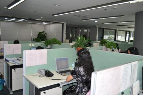 施恩奶粉客服人員在線(xiàn)解答消費(fèi)者疑問(wèn)