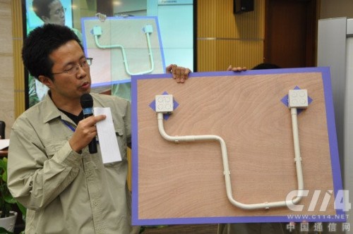 城市光網(wǎng)施工一線(xiàn)員工現(xiàn)場(chǎng)演示引導(dǎo)光纖穿越暗管