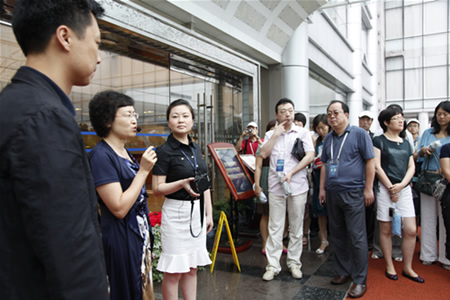 藍(lán)光集團(tuán)總裁任霞女士像中程聯(lián)盟與會代表致歡迎辭