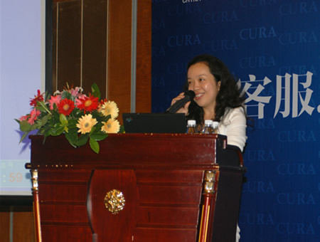 藍(lán)光地產(chǎn)營銷CRM中心常務(wù)副總經(jīng)理熊瑛女士介紹藍(lán)光CRM之道